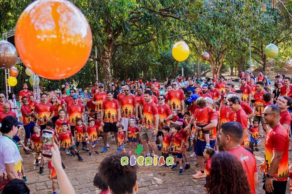 Famílias reunidas no Dia da Família do Recriar, sob as árvores do quintal